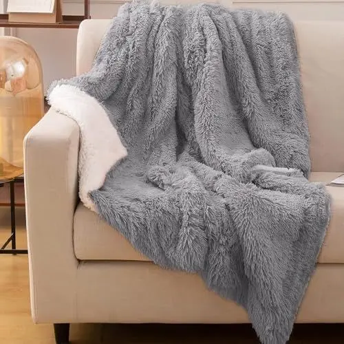 Produktbild: EMME Faux Kuscheldecke Flauschig, 150 x 200 cm, Felldecke, Pelz Wolldecke, Wohndecke, Super Weich, Plüschig, Warme Gemütliche Fleecedecke, Dicke, Elegant, Überwurf Für Sofa und Bett, Hellgrau