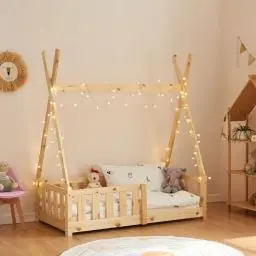 Produktbild: (en.casa) Kinderbett Helsingborg 70 x 140 cm mit Rausfallschutz Lattenrost Tipi Zelt Jugendbett Bettgestell Kiefernholz Holzbett für Kinder Holzfarben