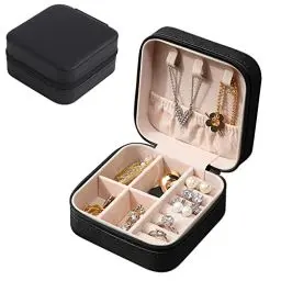 Produktbild: Eucomir Schmuckkästchen für Damen,Schmuckschatulle Reise,Klein PU-Leder Schmuckaufbewahrung Schmuckkoffer,Mini Schmuckbox Reise für Ringe,Ohrringe, Armbänder, Ketten für Frauen,Ehefrau,Mutter,Schwarz