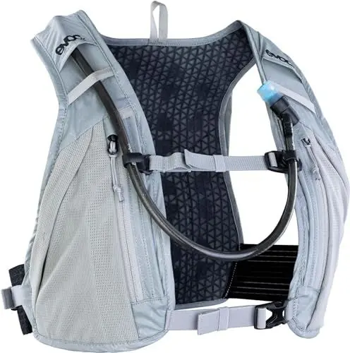 Produktbild: EVOC HYDRO PRO 6 + HYDRATION BLADDER 1,5, Trinkrucksack (2 Verpflegungsfächer und Reißverschlusstaschen, magnetischer Trinkschlauch-Clip, inkl. 1,5l Trinkblase, One Size), Stone