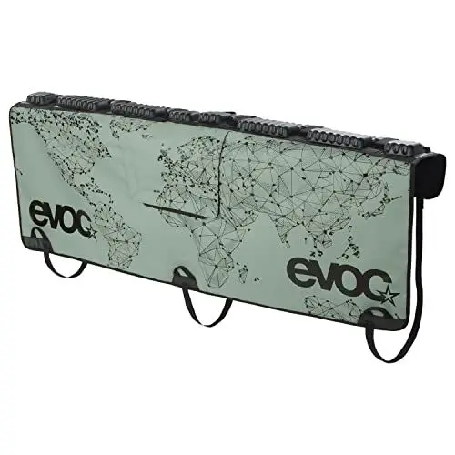 Produktbild: EVOC TAILGATE PAD CURVE Heckklappenschutz (hochwertiges Fahrradzubehör, Schnellzugriff zum Heckklappen-Hebel, Befestigungshaken aus Aluminium, Größe: XL, Maße: 2 x 100 x 160 cm, 13,6 kg), Olive