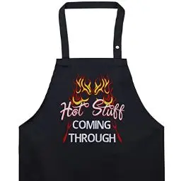 Produktbild: EXPRESS-STICKEREI BBQ Grillschürze - Lustige Kochschürze für Grillfans - Verstellbare Latzschürze für Männer/Frauen - Küchenschürze mit Spruch Hot stuff - Coming through - Grillschürze