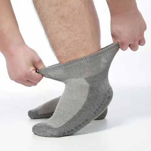 Produktbild: Extra Breite Diabetikersocken für Männer und Frauen, 2 Paar Extra Breite Socken mit Griffen für Geschwollene Füße, Atmungsaktive, Rutschfeste, Locker Sitzende Socken für (S)