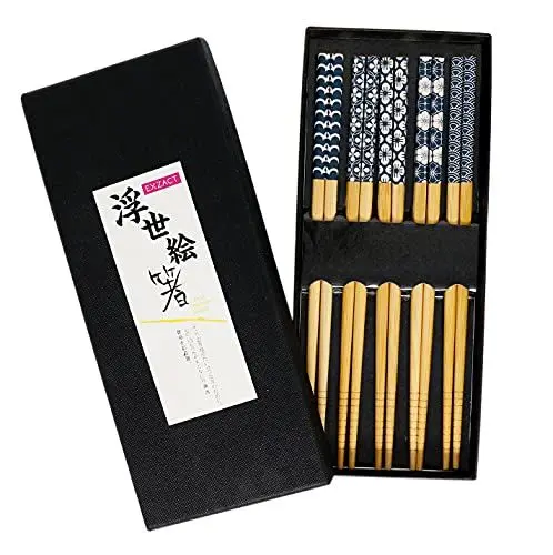 Produktbild: Exzact Essstäbchen-Geschenkset - 5 Paar Wiederverwendbare Natürliche Bambus-Essstäbchen In Einer Schönen Schwarzen Handgefertigten Schachtel - Verzierte Japanische Antike Blaue Verzierung