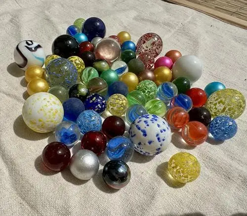Produktbild: FAIRY TAIL & GLITZER FEE 60 Glasmurmeln Set – 50x 16mm + 10x 25mm – Bunte Glaskugeln Mix für Murmelspiel, Deko, Basteln, Kugelbahn, Pflanzendeko, Glasmurmel-Set Kinder & Erwachsene