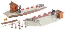Produktbild: FALLER Beschrankter Bahnübergang Modellbausatz mit 78 Einzelteilen 190 x 160 x 50mm I Modelleisenbahn Zubehör H0 Gebäude I Modelleisenbahn H0 Übergang