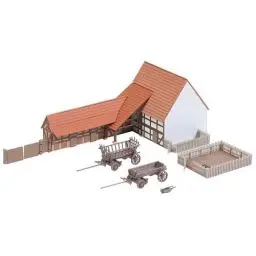 Produktbild: FALLER Landwirtschaftliches Gebäude mit Zubehör Modellbausatz mit 138 Einzelteilen 125 x 57 x 53mm I Modelleisenbahn Zubehör I Modelleisenbahn Gebäude, Braun und Creme