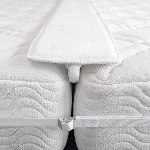 Produktbild: FeelAtHome 25,5 cm Liebesbrücke zum Verbinden von Zwei Einzelbetten zu einem Doppelbett - Matratzenkeil macht aus Zwei Einzelmatratzen eine Doppelmatratze - Matratzenverbinder mit Matratzenhalter Gurt