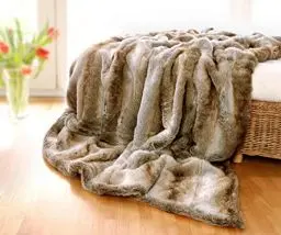 Produktbild: Felldecke Wolf hell aus Fellimitat in 5 Größen als Kuscheldecke und Tagesdecke oder Fellkissen (150 x 200 cm)
