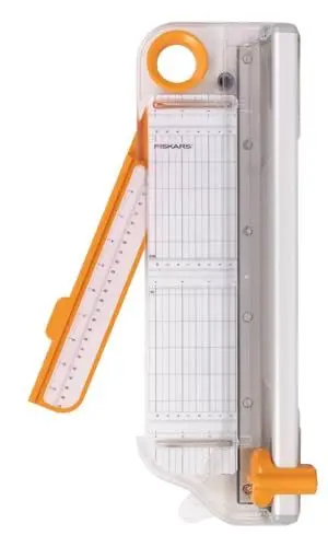Produktbild: Fiskars Bypass-Multimaterial-Rollenschneider, 30 cm / A4, Papierschneider für dicke Materialien wie Vinyl, Leder, Spanplatten und Kartonagen, Kunststoff/Aluminium, Weiß/Orange, 1068570