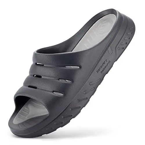 Produktbild: FitVille Weit Herren Badeschuhe Diabetiker Slippers Herren Sommer Orthopädischer Pantoletten für Briete Füße Schiebe-Sandalen Schwarz 43/44 EU Weit