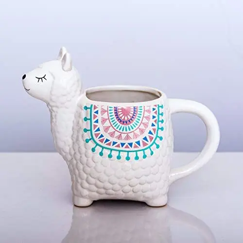 Produktbild: Fluffy Dreams – Die große 3D Tasse Becher Mug aus Keramik | handbemalter Trendartikel für Lama-Alpaka Liebhaber | fasst ca.350 ml Kaffee, Tee, Kakao in Geschenkverpackung