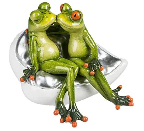 Produktbild: Formano 717689 Dekofigur lustiges Froschpaar küssend auf einem Stuhl | Dekofrosch lustig witzig 15cm