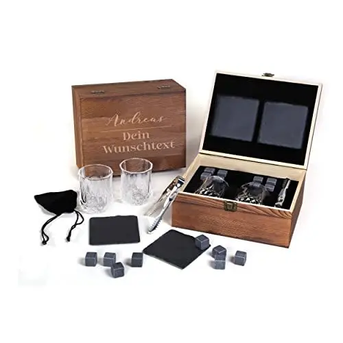 Produktbild: FORYOU24 Whisky Geschenk Box aus Holz mit Gravur des Namens Motiv Wunschname I 2 Whiskeygläser I 2 Schiefer-Untersetzer I 8 Kühlsteine + Zange I Geschenk für Männer I Geschenkidee