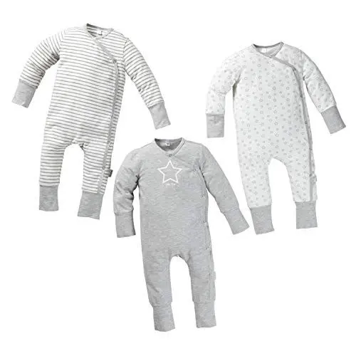 Produktbild: Fred's Baby Body Schlafanzug Set, 3er Pack mit Geschenkbox – Set aus 3 langarm Strampler in Geschenkverpackung – GOTS Bio Baumwolle – weiß/grau mit Muster aus Sternen und Streifen (74/80, 6-12 Monate)
