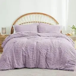 Produktbild: Freyamy Seersucker Bettwäsche 135x200cm 4teilig Lila Geprägt Streifen Strukturiert Chic Bettwaren Uni Microfaser Weiche Bettbezug 2 Bettdeckenbezüge mit Reißverschluss und 2 Kissenbezug 80x80cm