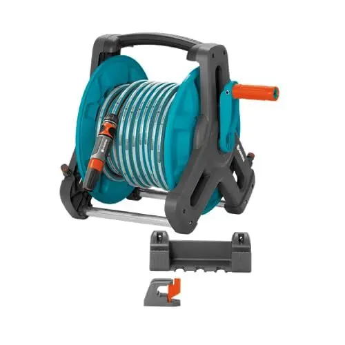 Produktbild: Gardena Classic Wand-Schlauchtrommel 50 Set: Mobile Schlauchtrommel, platzsparend an der Wand montierbar und jederzeit abnehmbar, mit 20 m Schlauch, Spritze und Systemteilen (8009-20)