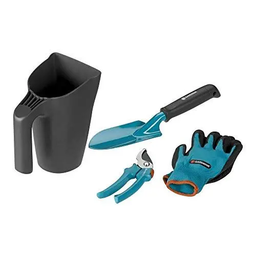 Produktbild: Gardena Kleingeräte-Aktion: 4-teiliges Garten-Set für die Gartenpflege, universelle Gartenschere, stabile Blumenkelle, Multifunktionskanne, atmungsaktive Gartenhandschuhe 8/M (8966-30)