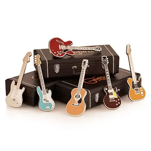 Produktbild: Geepin Emaille-Gitarren-Anstecker 6er Pack| Hochwertige Mini-Brosche | 52 mm | Tragbar am Rucksack, T-Shirt, an der Jacke, Krawatte etc. | In ansprechender Gitarrenkoffer-Box | Tolles Geschenk