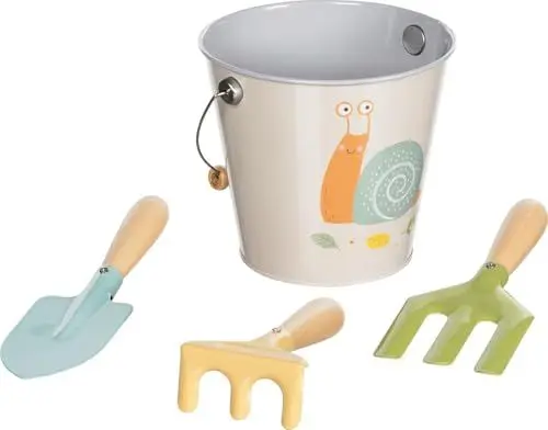 Produktbild: goki 63870 Kinder Gärtner Schnecke, Eimer mit Spaten, Harke und Grabegabel – Buntes Gartenwerkzeug fördert Fantasie und Interesse an Natur, Holz und Metall, 4-er Set, ab 3 Jahre, Mehrfarbig