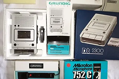 Produktbild: Grundig DT 2300 Diktiergerät Wiedergabegerät Set mit Netzteil, Handmikrofon, Kopfhörer und 1 Stenokassette, im geöffneten OVP