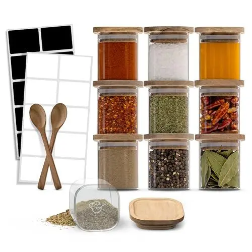 Produktbild: Gustoa Gewürzgläser Set 150 ml -10-teilige Vorratsgläser mit Deckel aus Nachhaltigem Akazienholz inkl. 2 Löffel und Etiketten - Inspirierende Gewürzgläser eckig mit Lasergravur für Koch Begeisterte