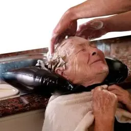 Produktbild: Haarwaschbecken für Waschbecken und Bett – praktische tragbare Shampoo-Schüssel für auslaufsicheres Spülen – aufblasbares Haarwaschbecken für Menschen, Kinder, bettlägerige und behinderte Menschen