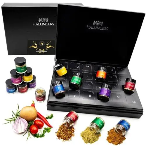Produktbild: Hallingers Goldene Elche - Gewürz Adventskalender handmade, 24 Gewürze aus aller Welt (Set) - Muttertagsgeschenk & Geschenkideen zum Vatertag | Neues Zuhause Chanukka Freundschaft Genesung