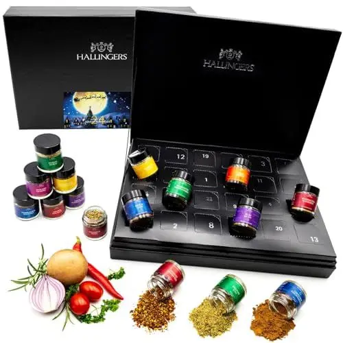 Produktbild: Hallingers Magische Reise - Gewürz Adventskalender handmade, 24 Gewürze aus aller Welt (Set) - Muttertagsgeschenk & Geschenkideen zum Vatertag | Neues Zuhause Chanukka Freundschaft Genesung