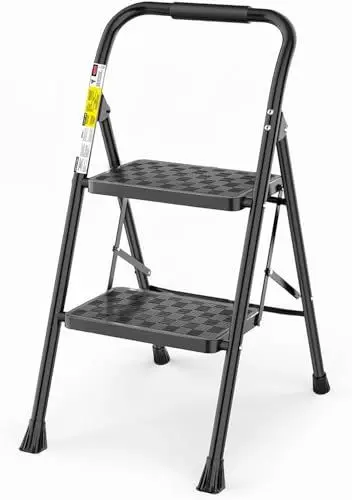 Produktbild: HBTower Trittleiter 2 Stufen klappbar, rutschfeste Stufen im Mosaik-Design, Klapptritt mit Gepolstertem Handgriff, Leicht & Platzsparend, Tragkraft 150 kg