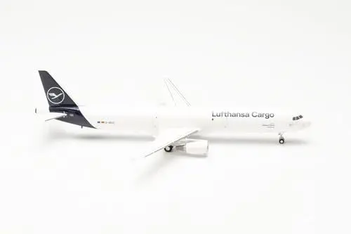 Produktbild: herpa Modellflugzeug Lufthansa Cargo Airbus A321P2F – D-AEUC Hello Europe, Miniatur im Maßstab 1:200, Sammlerstück, Modell mit Standfuß, Kunststoff