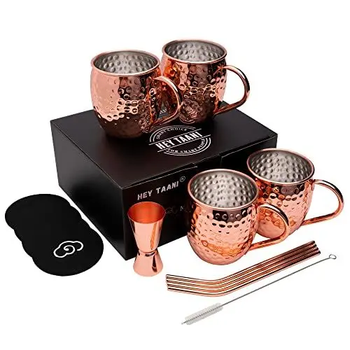 Produktbild: Hey Taani Moscow Mule Becher Set - 4 x 500 ml Kupferbecher Set mit Edelstahl Innenseite - Cocktails, Eiskaffee, Limonade & Gin Kupfer Becher - 4 Strohhalme, 4 Untersetzer, Jigger & Reinigungsbürste