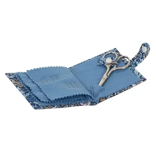 Produktbild: Hobby Gift Nadeletui – Baumwollstoff mit Waldblumendruck, Druckknopfverschluss, Filzseiten, inkl. Nadeln, Stecknadeln und Schere. Kompaktes Nähset zum Basteln und Nähen, 9,5 x 9 cm