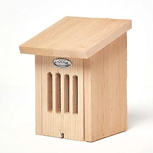 Produktbild: HOMESCAPES Schmetterlingshaus aus Massivholz H 22 cm x B 15,5 cm, Insektenhotel zur Anbringung an Bäumen und Zäunen, handgefertigt aus behandeltem Erlenholz, komplett montiert mit Tür und Schrägdach