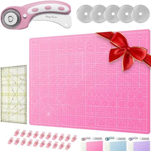 Produktbild: Honey's Heaven 45 mm Rollschneider Stoffschneider Set inkl. Schneideunterlage, Ersatzklingen, Stoffklammern, Patchwork-Lineal (Rosa/Pink, Schneidematte im A2-Format)