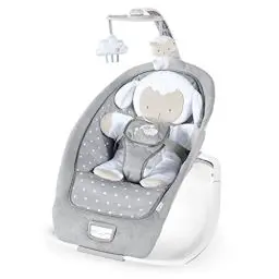 Produktbild: Ingenuity, Cuddle Lamb Babywippe Babyschaukel mit Schaukelfunktion und Vibrationen, Spielbogen mit 2 Plüsch Spielzeug, Musik, 4 Naturgeräuschen und Lautstärkeregler, ab Geburt bis 18 kg