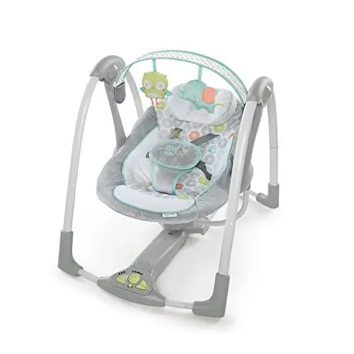 Produktbild: Ingenuity Hugs & Hoots zusammenklappbare & tragbare Babyschaukel, 5 Schaukelgeschwindigkeiten, 8 Melodien, 3 Naturgeräusche, Lautstärkeregulierung und Spielzeugbügel, ab der Geburt bis 9kg