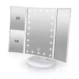 Produktbild: Intirilife Schminkspiegel mit 22 LED Beleuchtung und USB Kabel zum Aufladen in Weiß -3 Seiten Kosmetikspiegel- 1X/ 2X/ 3X Vergrößerung- Makeup-Spiegel dimmbar, natürliches Licht- Tischspiegel Klappbar