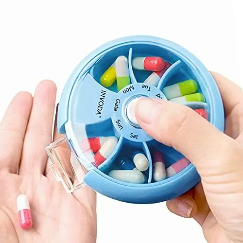 Produktbild: INVODA Pillendose mit 7 Fächern, drehbare Pillendose für tägliche Medikamente und Vitamine, tragbare Reise-Pillendose, Fischöl-Ergänzungsmittel, Vitamin-Organizer (Himmelblau)