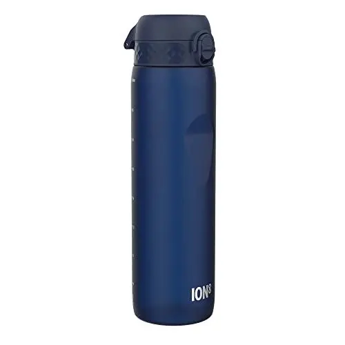 Produktbild: ion8 1 Liter Trinkflasche, 1000ml, Auslaufsicher, Einhandöffnung, Sichere Verriegelung, Spülmaschinenfest, BPA-frei, Tragegriff, Leicht zu Reinigen, Ideal für Sport und Fitness, Marineblau