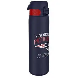 Produktbild: Ion8 Stahl-Trinkflasche, 600 ml, Auslaufsicher, Einhandöffnung, Sichere Verriegelung, Spülmaschinenfest, Klappdeckel, Tragegriff, Leicht zu Reinigen, Langlebig, NFL Patriots-Design