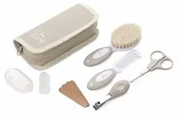 Produktbild: Jané Basic Hygiene-Set mit Kulturtasche, Kamm, Bürste mit Naturborsten, Schere, Nagelclipper, Feilen und Zahnbürste aus Silikon