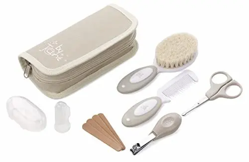 Produktbild: Jané Basic Hygiene-Set mit Kulturtasche, Kamm, Bürste mit Naturborsten, Schere, Nagelclipper, Feilen und Zahnbürste aus Silikon
