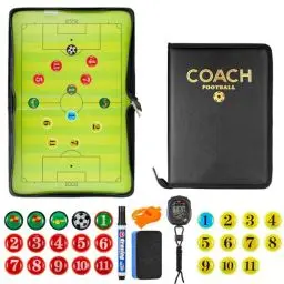 Produktbild: JIZZU Fußball Taktiktafel Tragbar, Fussball Coach Board, Klappbar trainermappe fußball mit Magnetische Große Schachfiguren, Stoppuhr Timer, Schiedsrichter Pfeifen, Schwamm, Board Marker