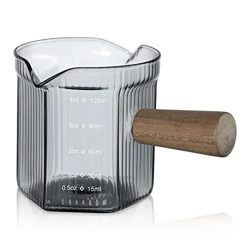 Produktbild: Joeyan 120ml Espressotassen mit Holzgriff, Mini Rauchgrauer Kaffee Messbecher Glas mit Doppelauslauf und skala, Gläser Measuring Cup mit V-förmiger Öffnung,Milchaufschäumkrug, Barista Cocktail Zubehör