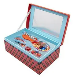 Produktbild: Joytoy Miraculous Schmuckschatulle mit Accessoires: 2 Haarspangen, 1 Ring, 1 Zöpfchenhalter, 1 Armband, 1 Haarbürste 18x11,5x7 cm