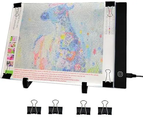 Produktbild: JUSONEY A4 LED Licht Pad, Diamond Painting Zubehör, Einstellbare Helligkeit Lichtkasten, Ultra Slim Zeichenblock mit USB Kabel, Clips, Ideal für Diamond Painting Pad, Zeichnen Skizzieren
