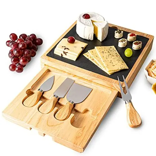 Produktbild: Käsebrett aus Holz mit Schieferplatte, inkl. 4-teiligem Käsemesser-Set, 22,5 x 22,5 x 3,5 cm