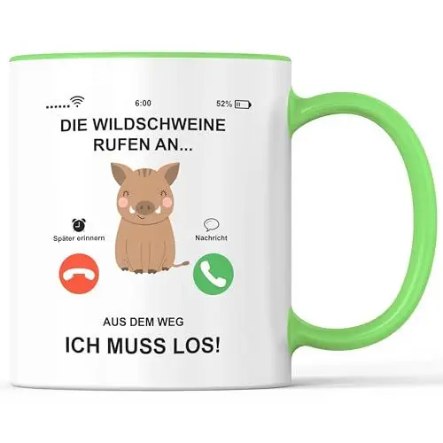 Produktbild: Kaffeebecher mit Spruch Die Wilschweine rufen an Jagd Jäger Jagdhütte - lustiges Geschenk - Kaffeetasse als Geschenkidee - Becher bzw. Tasse 330ml - Weiß-Grün