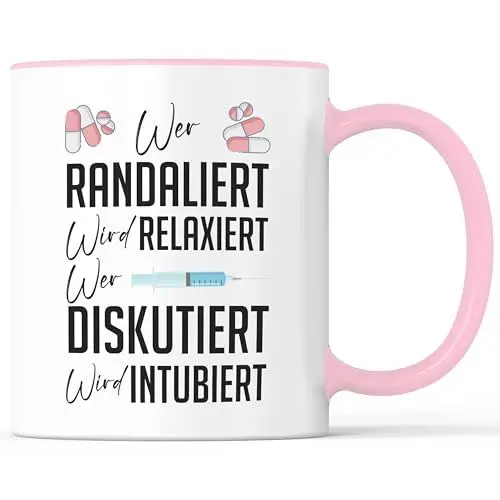 Produktbild: Kaffeebecher mit Spruch Wer randaliert wird relaxiert Krankenschwester Krankenpfleger Krankenhaus - lustiges Geschenk - Kaffeetasse als Geschenkidee - Becher bzw. Tasse 330ml - Weiß-Blau